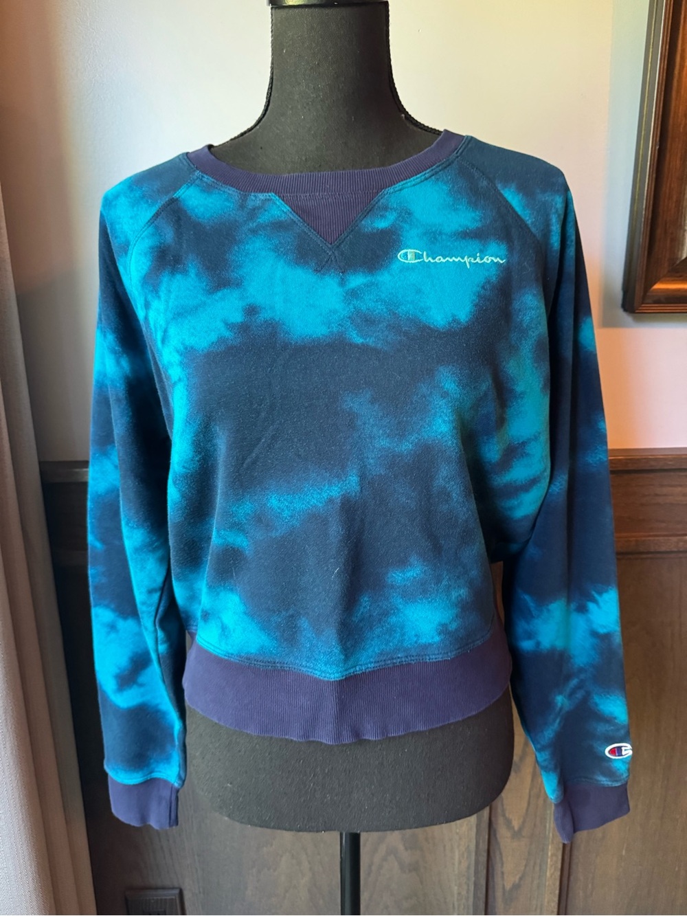Champion Women’s Blue Tie-Dye Crewneck Sweatshirt medium